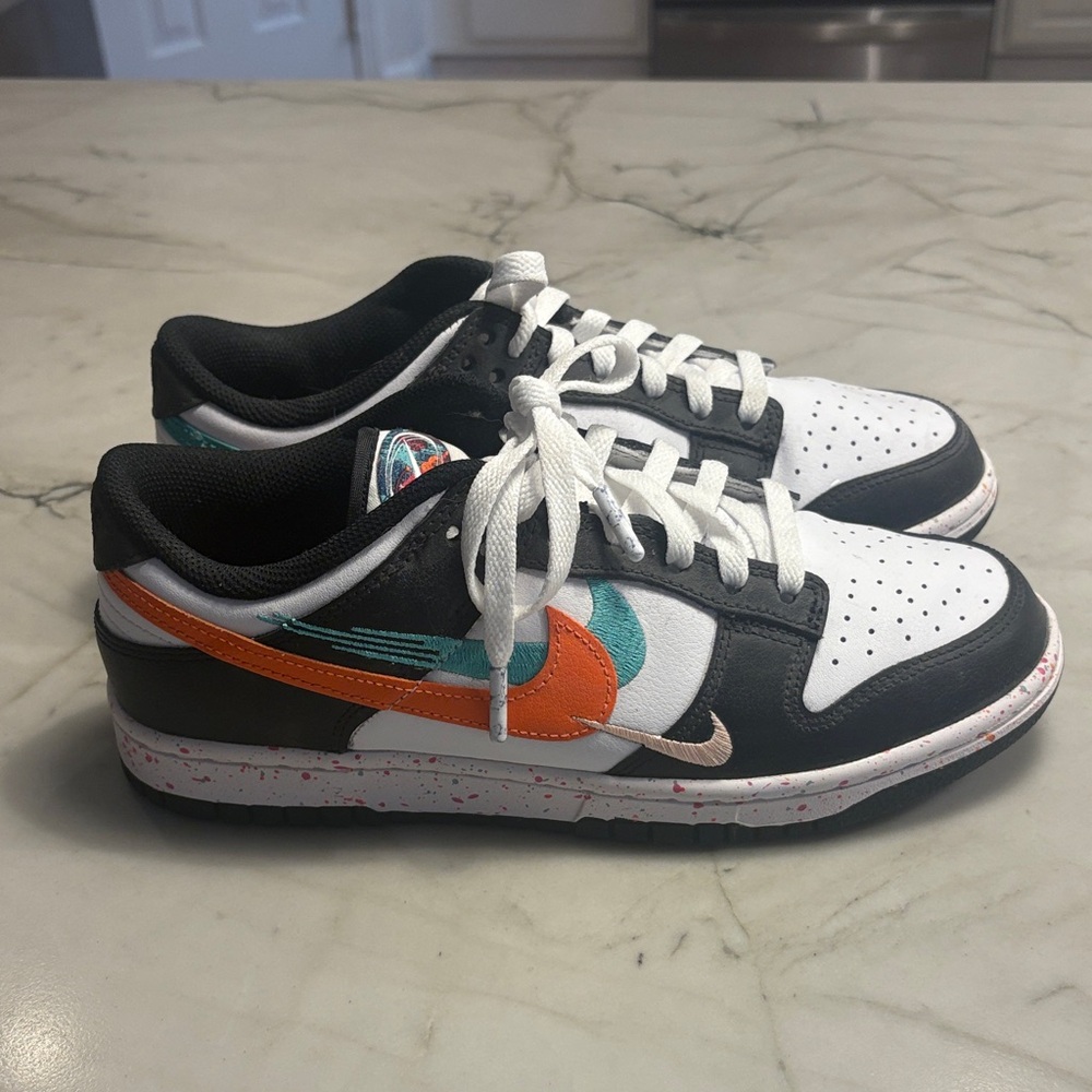 Women’s Nike Dunk Low size 9.5